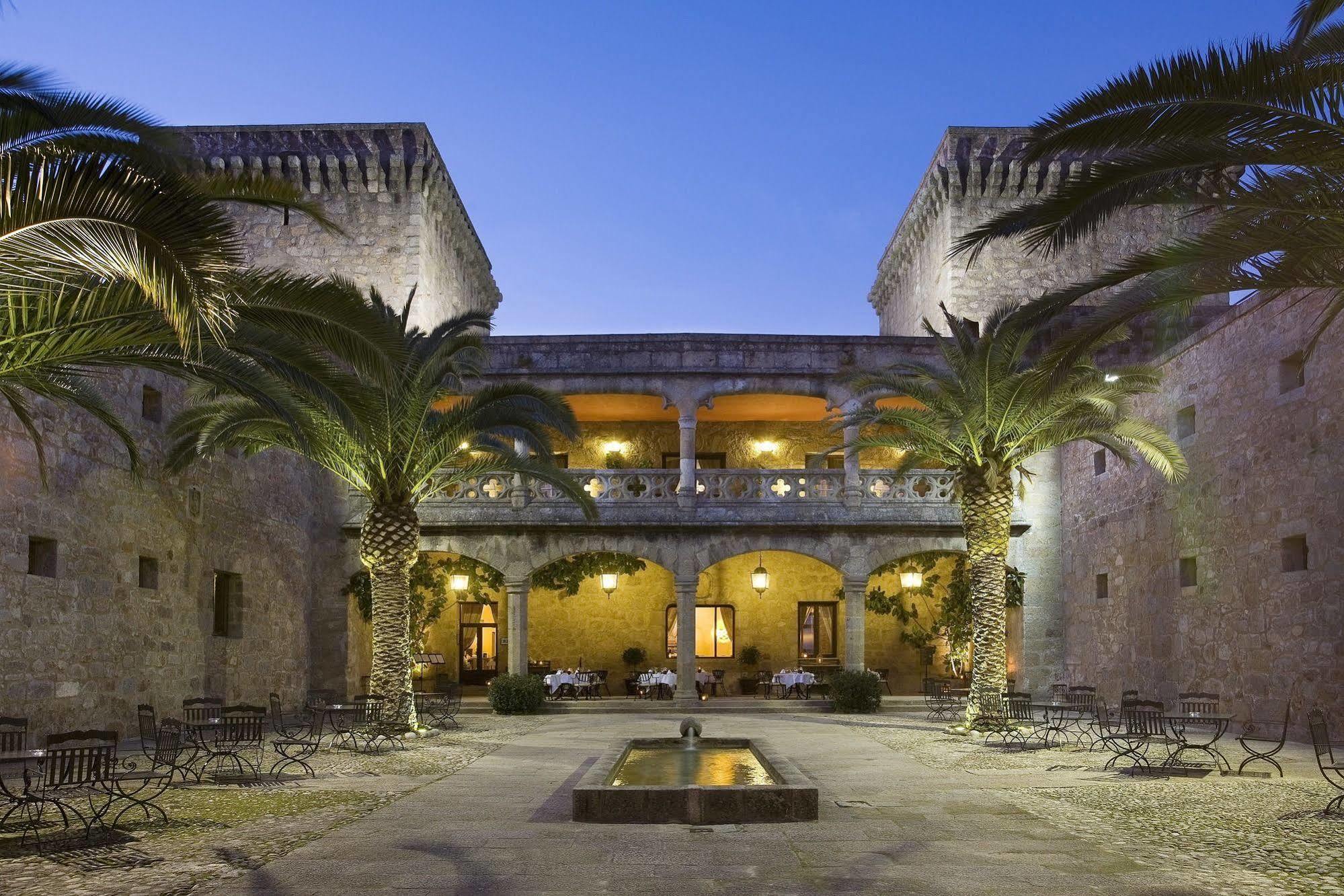 Parador De Jarandilla De La Vera Exterior foto
